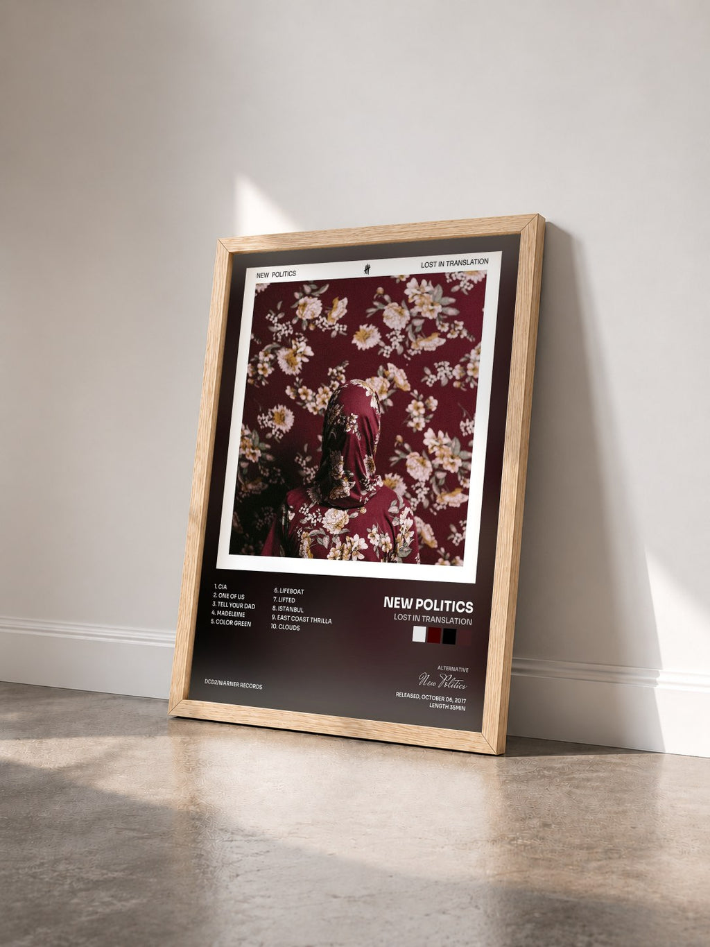 #bois Tableau de l'album Lost in Translation de New Politics vu de trois quarts, cadre en bois brut