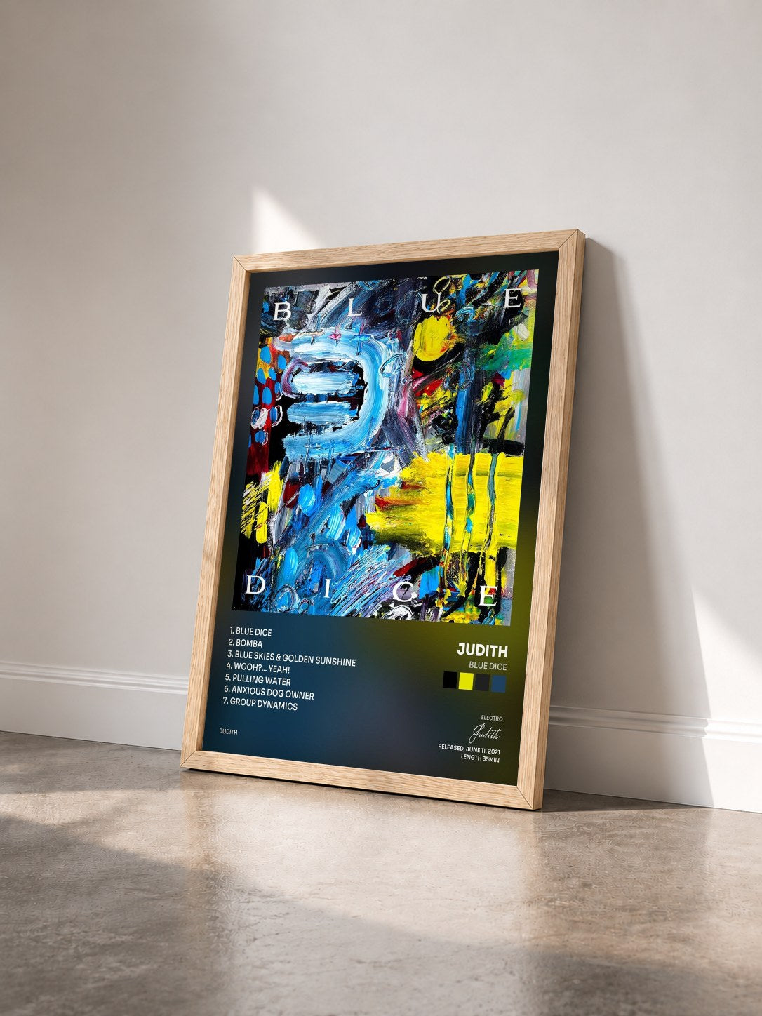 #bois Tableau de l'album Blue Dice de Judith vu de trois quarts, cadre en bois brut