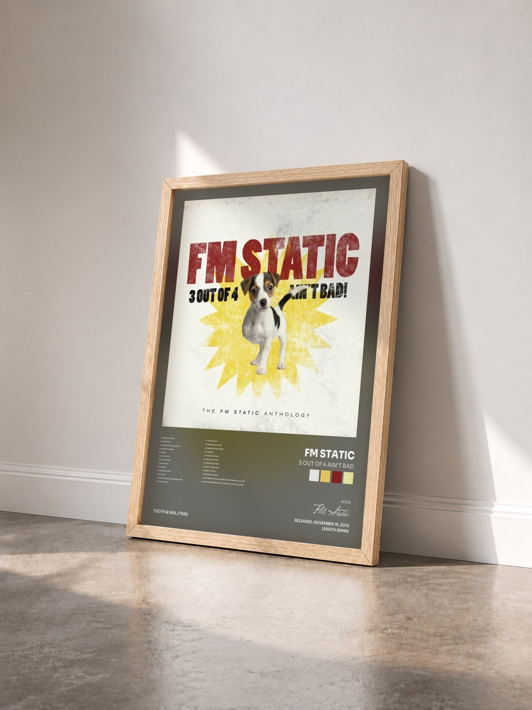 #bois Tableau de l'album 3 Out Of 4 Ain't Bad de FM Static vu de trois quarts, cadre en bois brut