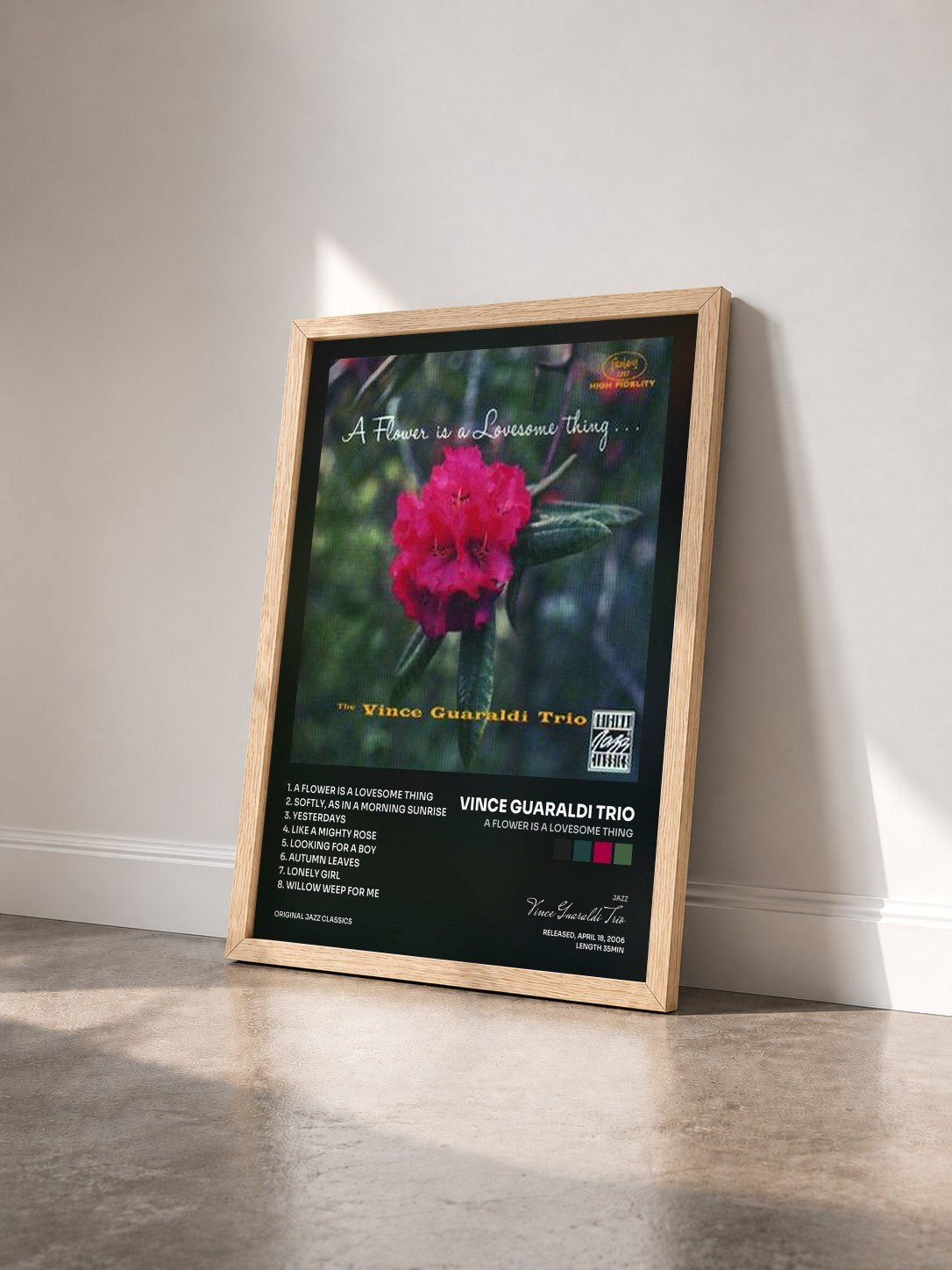 #bois Tableau de l'album A Flower Is A Lovesome Thing de Vince Guaraldi Trio vu de trois quarts, cadre en bois brut