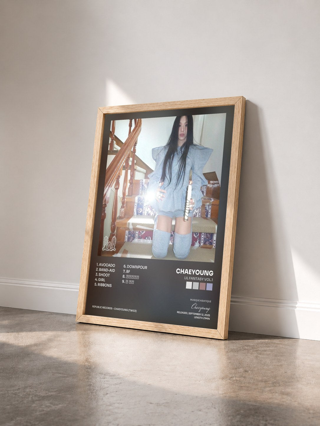 #bois Tableau de l'album LIL FANTASY vol.1 de Chaeyoung vu de trois quarts, cadre en bois brut