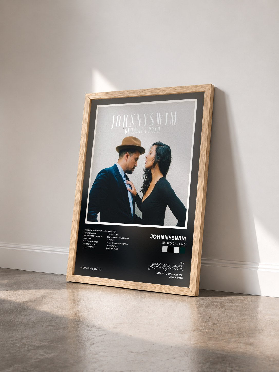 #bois Tableau de l'album Georgica Pond de JOHNNYSWIM vu de trois quarts, cadre en bois brut