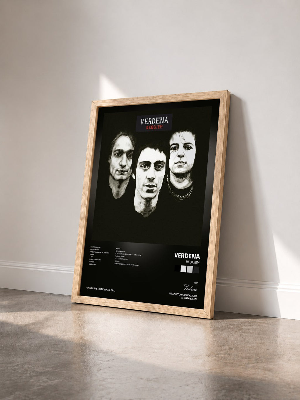 #bois Tableau de l'album Requiem de Verdena vu de trois quarts, cadre en bois brut