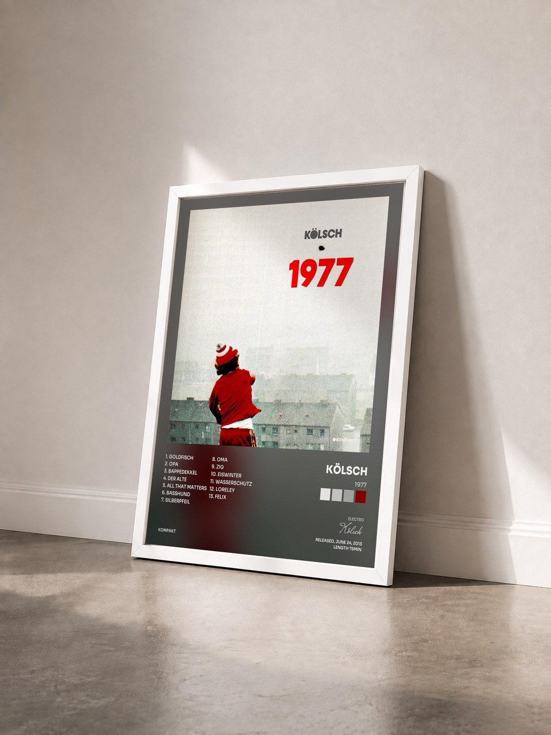 #blanc Tableau de l'album 1977 de Kölsch vu de trois quarts, cadre blanc
