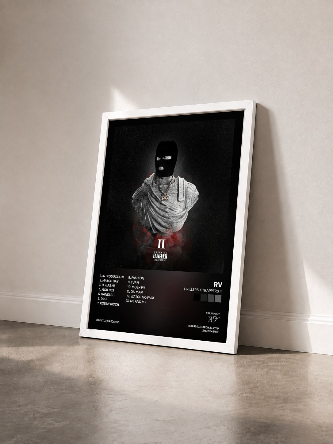 #blanc Tableau de l'album Drillers x Trappers II de RV vu de trois quarts, cadre blanc