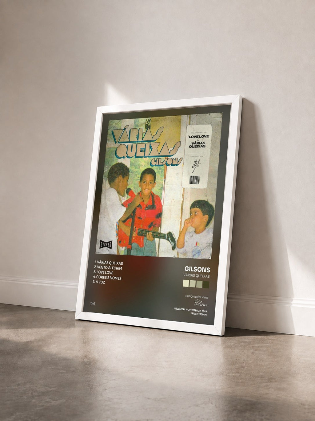 #blanc Tableau de l'album Várias Queixas de Gilsons vu de trois quarts, cadre blanc