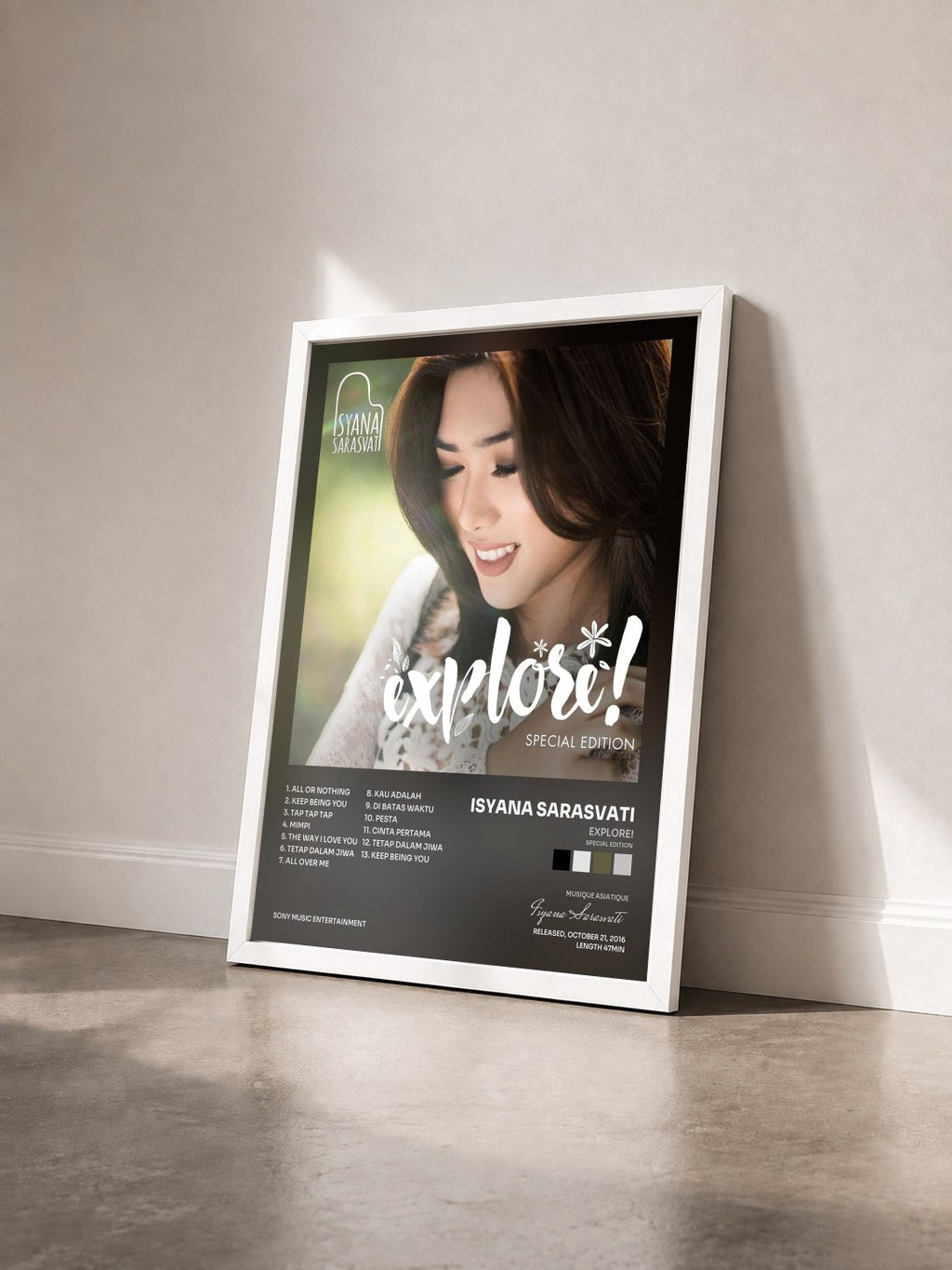 #blanc Tableau de l'album EXPLORE! (Special Edition) de Isyana Sarasvati vu de trois quarts, cadre blanc