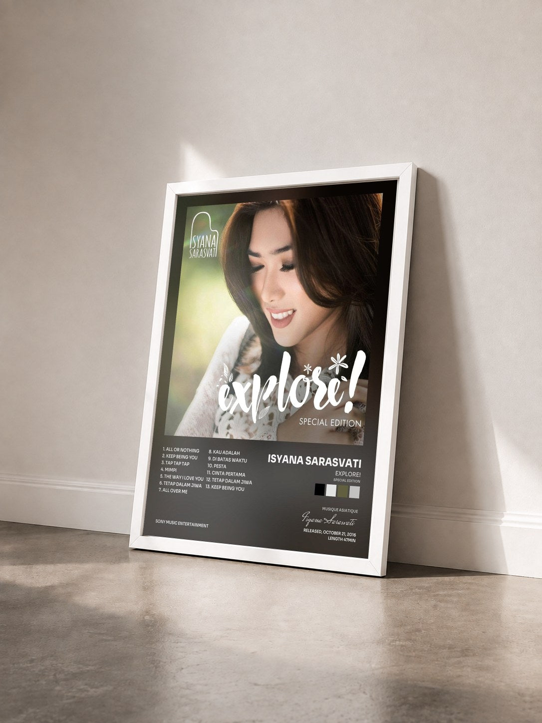 #blanc Tableau de l'album EXPLORE! (Special Edition) de Isyana Sarasvati vu de trois quarts, cadre blanc