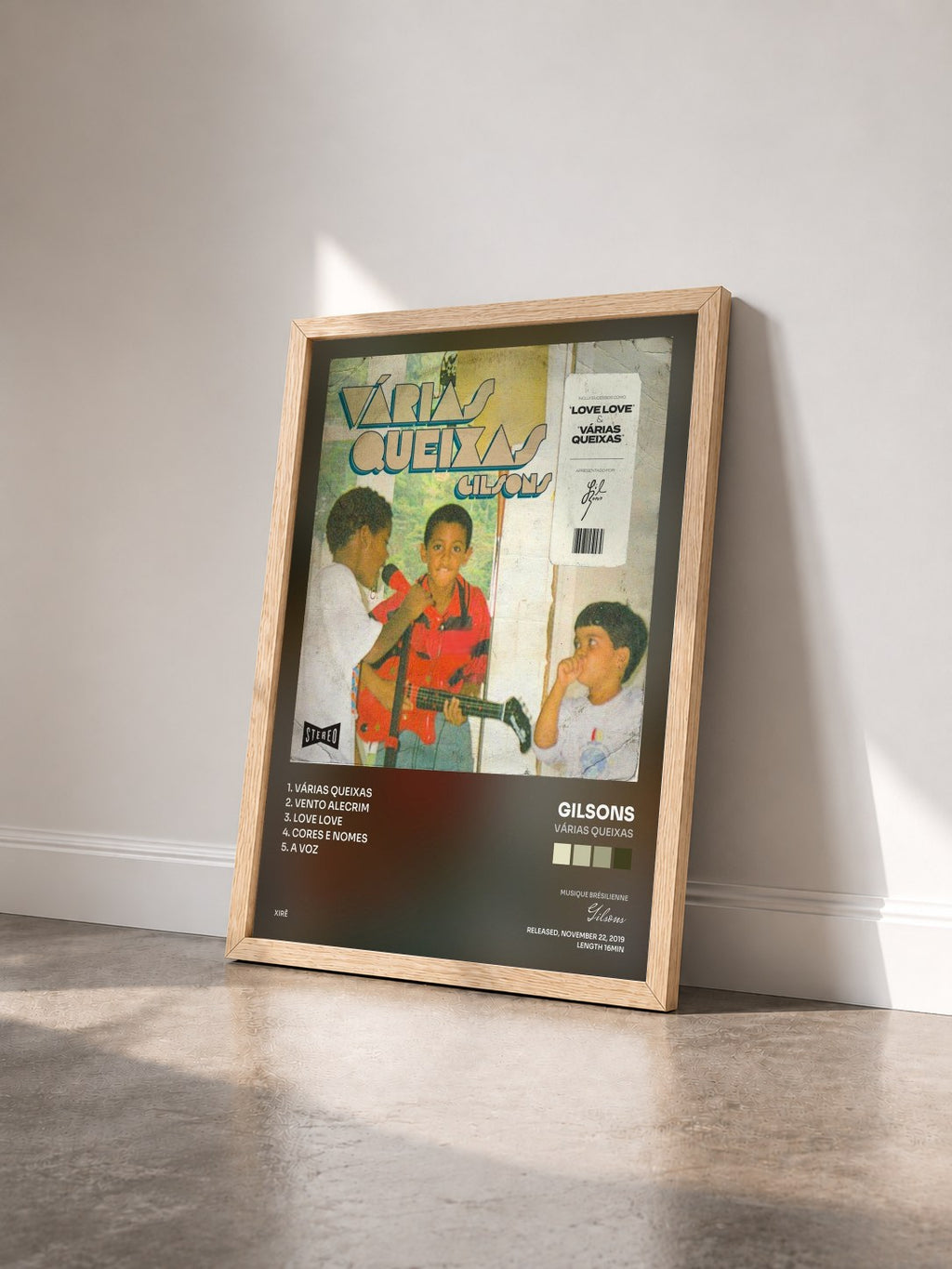 #bois Tableau de l'album Várias Queixas de Gilsons vu de trois quarts, cadre en bois brut