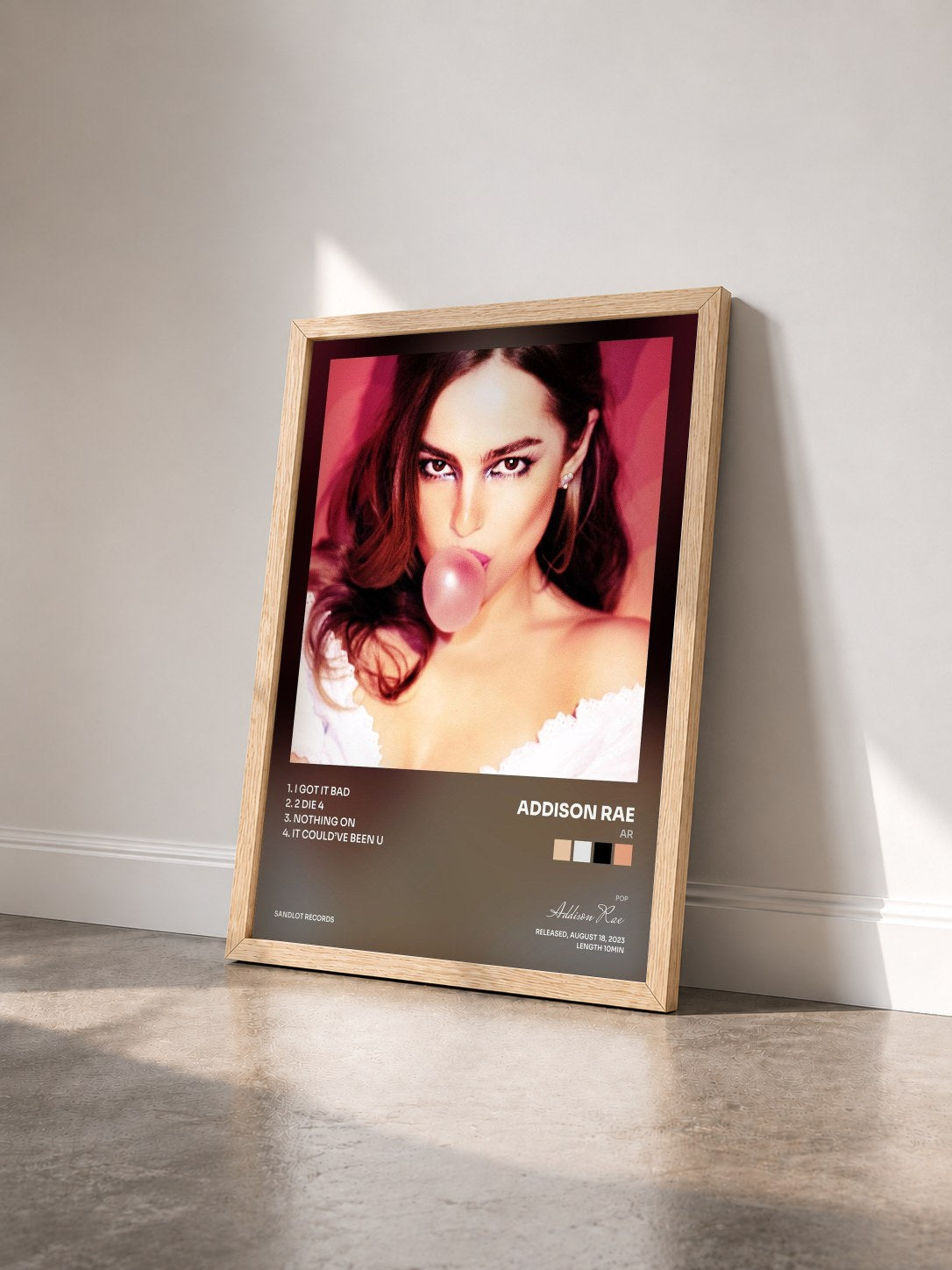 #bois Tableau de l'album AR de Addison Rae vu de trois quarts, cadre en bois brut