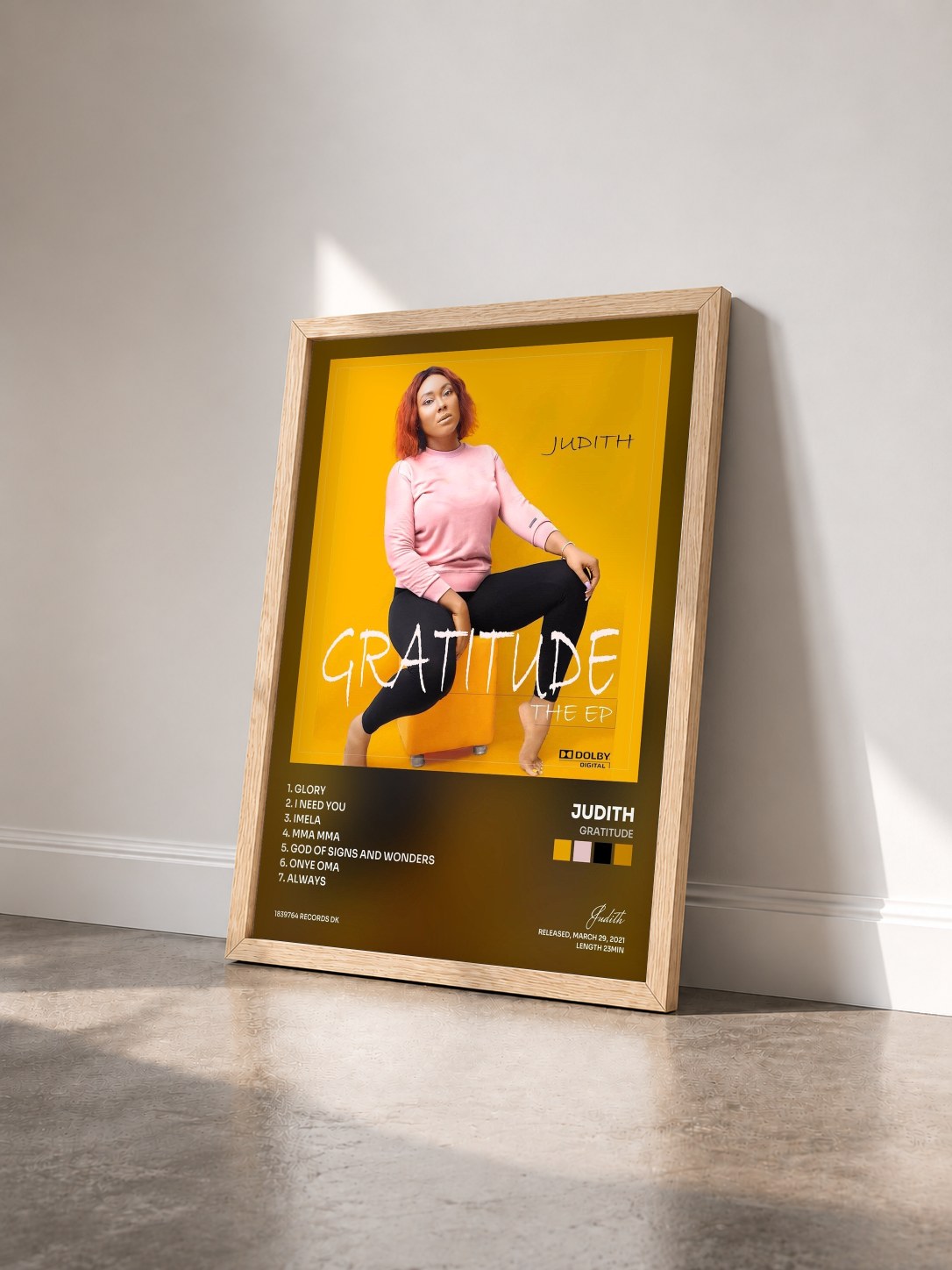 #bois Tableau de l'album Gratitude de Judith vu de trois quarts, cadre en bois brut