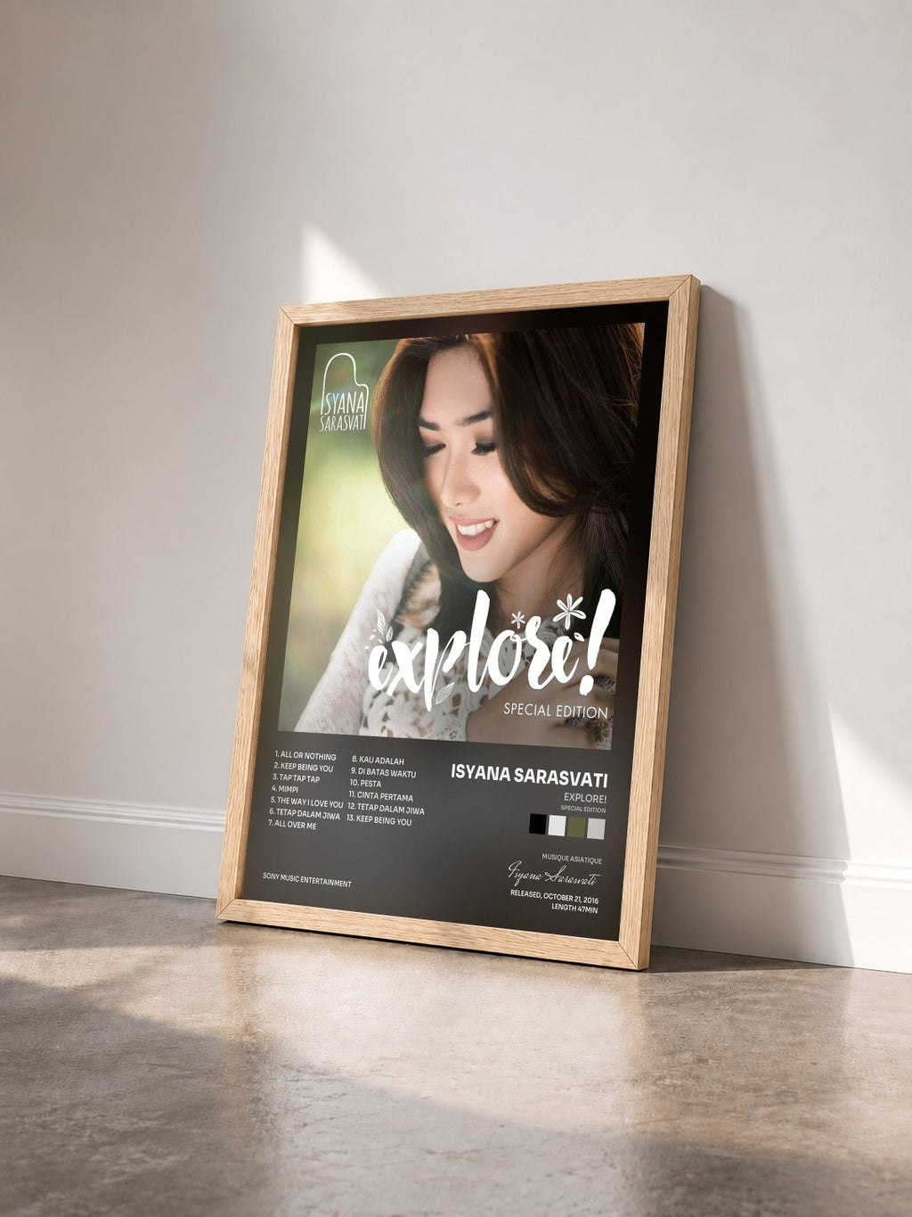 #bois Tableau de l'album EXPLORE! (Special Edition) de Isyana Sarasvati vu de trois quarts, cadre en bois brut