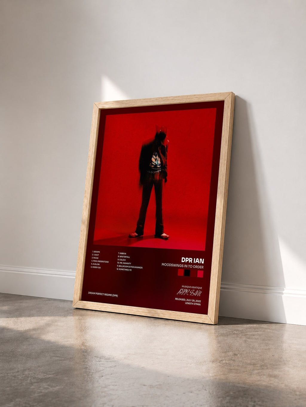 #bois Tableau de l'album Moodswings In To Order de DPR IAN vu de trois quarts, cadre en bois brut