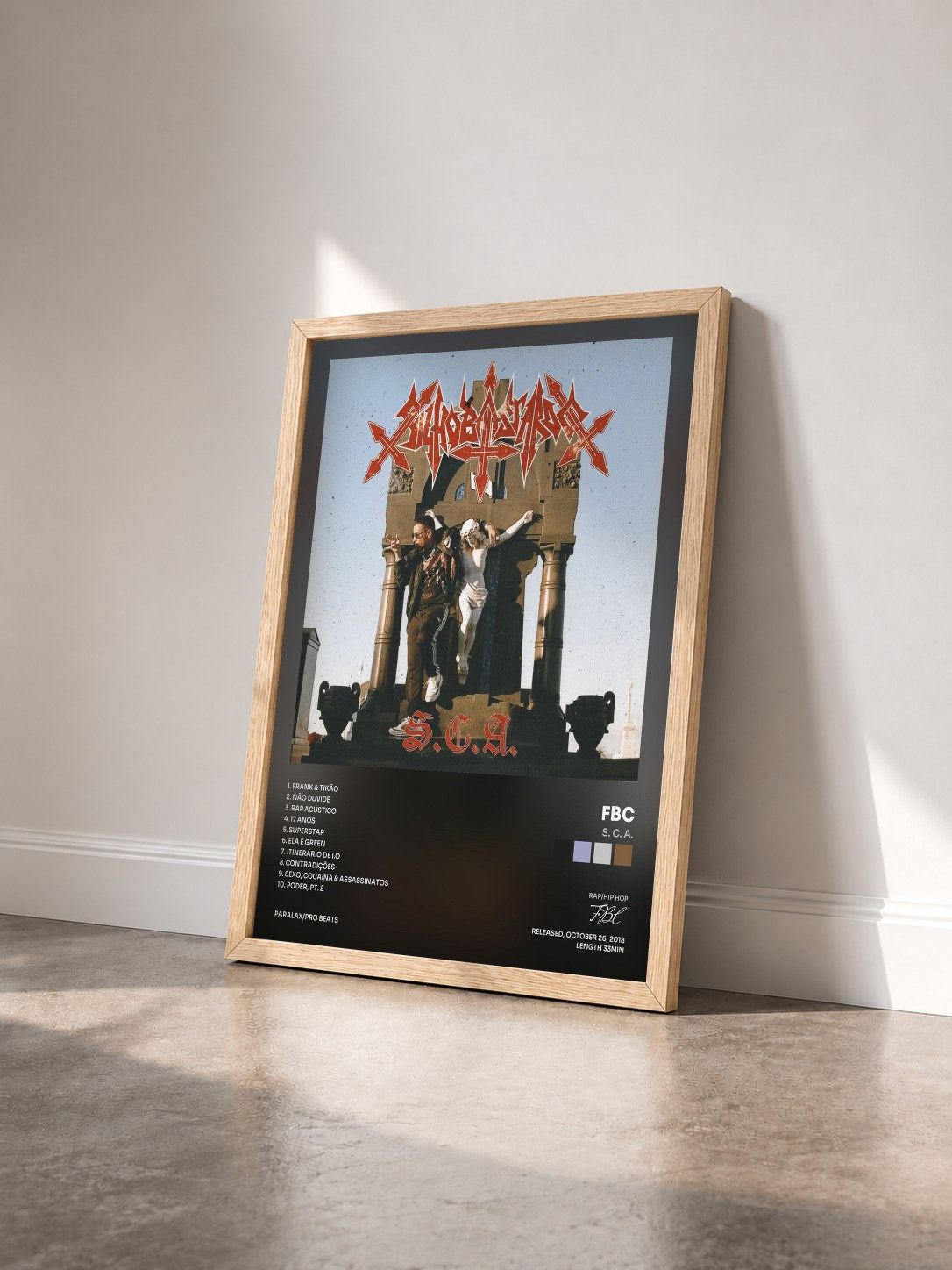 #bois Tableau de l'album S. C. A. de FBC vu de trois quarts, cadre en bois brut