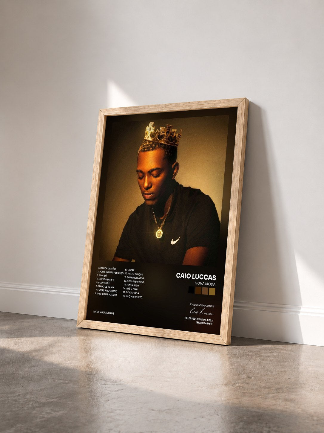 #bois Tableau de l'album Nova Moda de Caio Luccas vu de trois quarts, cadre en bois brut