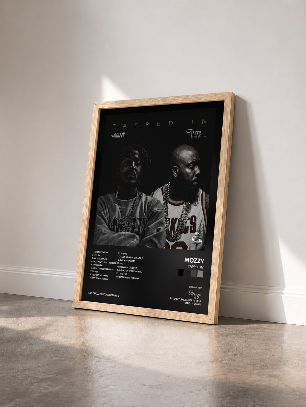 #bois Tableau de l'album Tapped In de Mozzy vu de trois quarts, cadre en bois brut