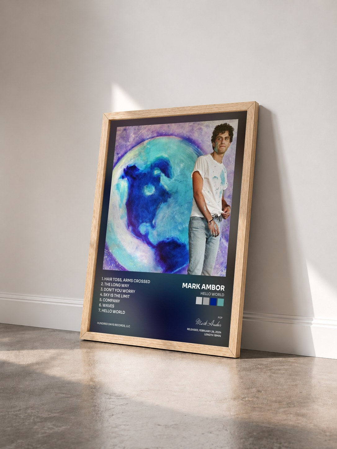#bois Tableau de l'album Hello World de Mark Ambor vu de trois quarts, cadre en bois brut
