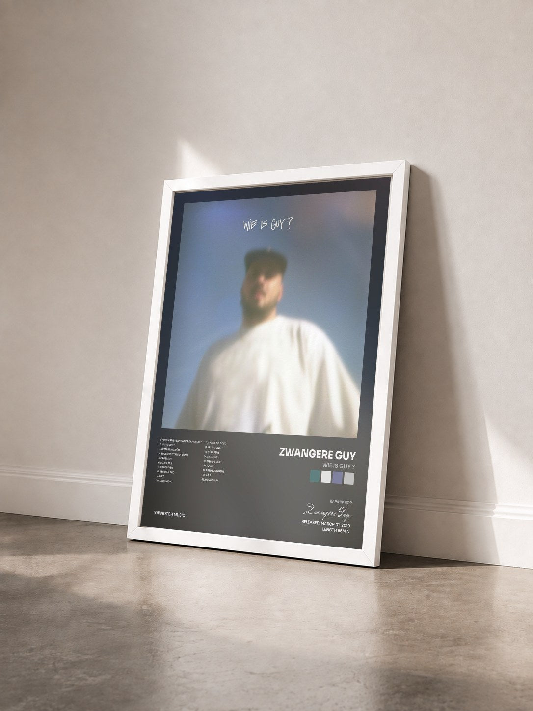 #blanc Tableau de l'album Wie Is Guy ? de Zwangere Guy vu de trois quarts, cadre blanc