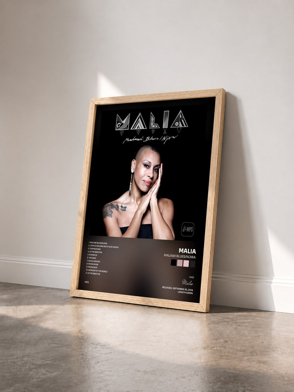 #bois Tableau de l'album Malawi Blues/Njira de Malia vu de trois quarts, cadre en bois brut