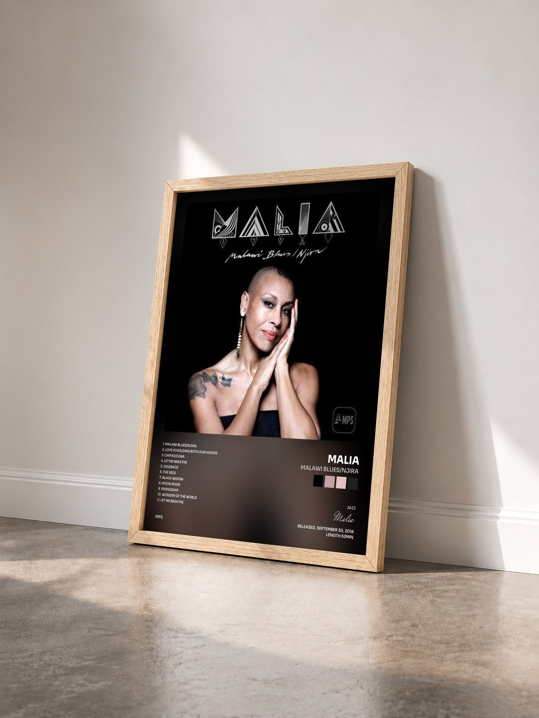 #bois Tableau de l'album Malawi Blues/Njira de Malia vu de trois quarts, cadre en bois brut