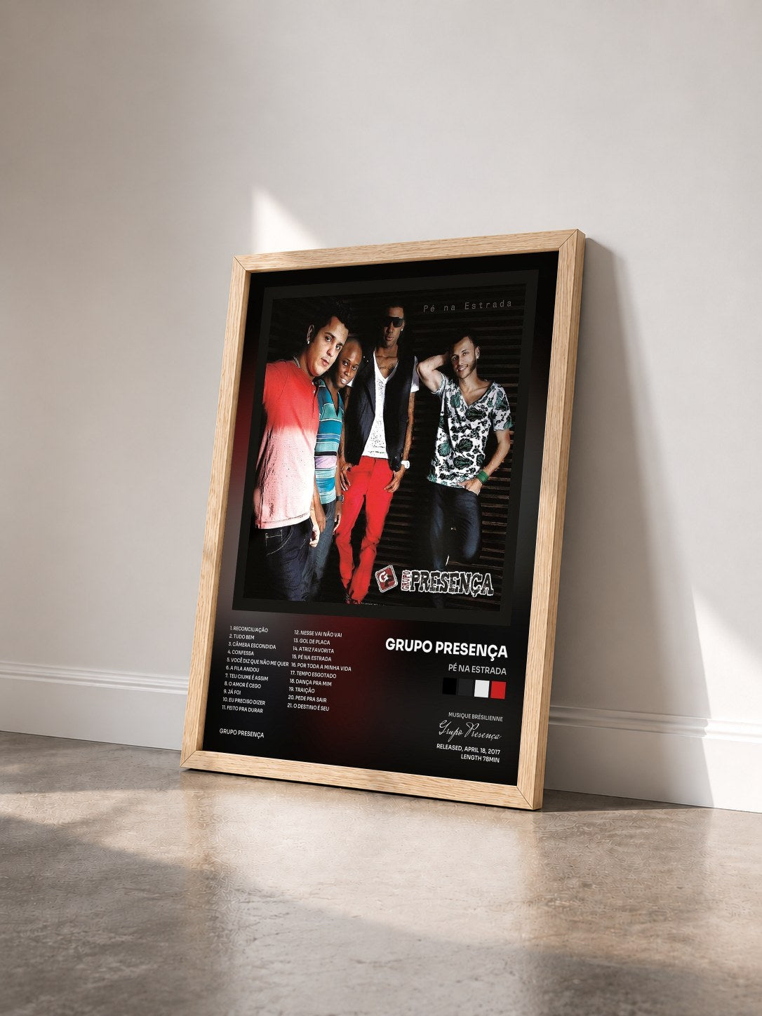 #bois Tableau de l'album Pé na Estrada de Grupo Presença vu de trois quarts, cadre en bois brut