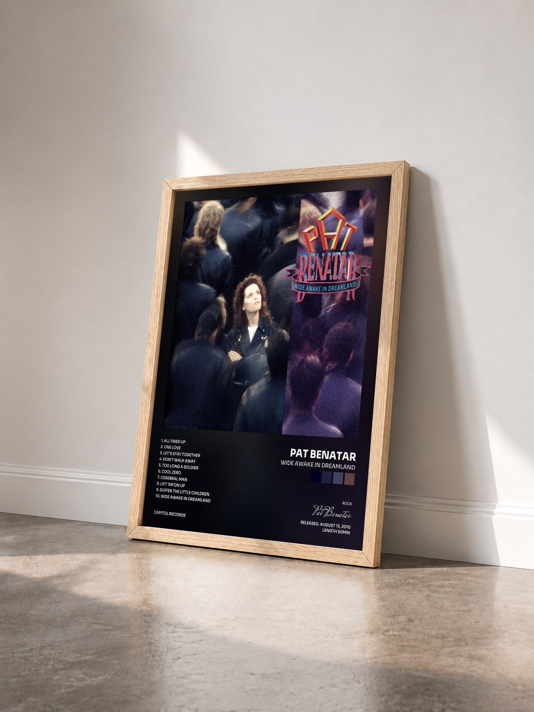 #bois Tableau de l'album Wide Awake In Dreamland de Pat Benatar vu de trois quarts, cadre en bois brut