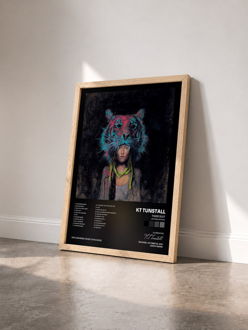 #bois Tableau de l'album Tiger Suit (Untamed Edition) de KT Tunstall vu de trois quarts, cadre en bois brut