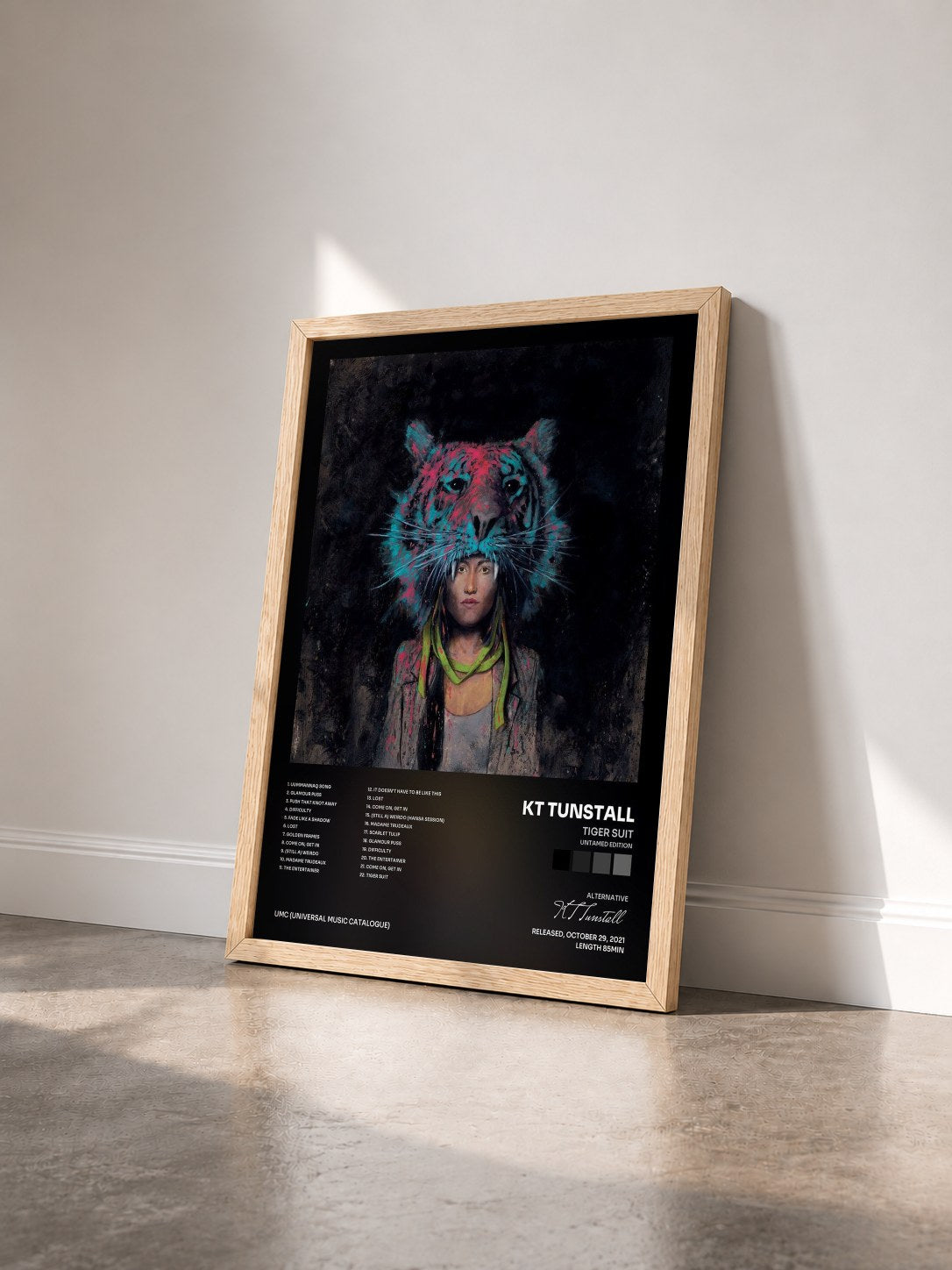 #bois Tableau de l'album Tiger Suit (Untamed Edition) de KT Tunstall vu de trois quarts, cadre en bois brut