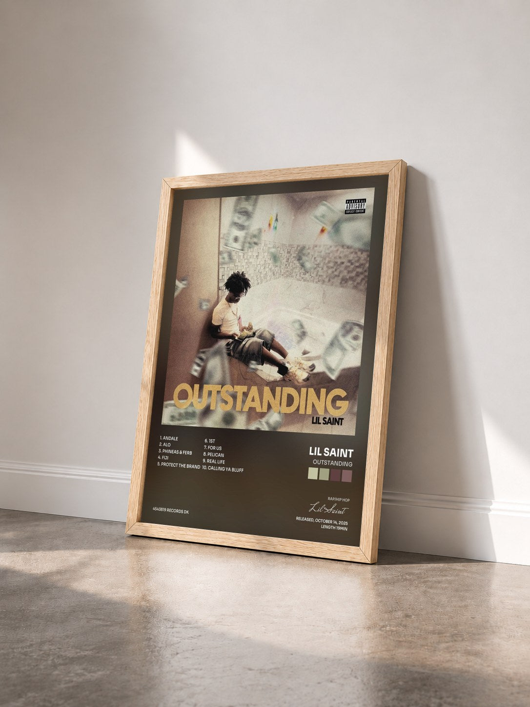 #bois Tableau de l'album OUTSTANDING de Lil Saint vu de trois quarts, cadre en bois brut