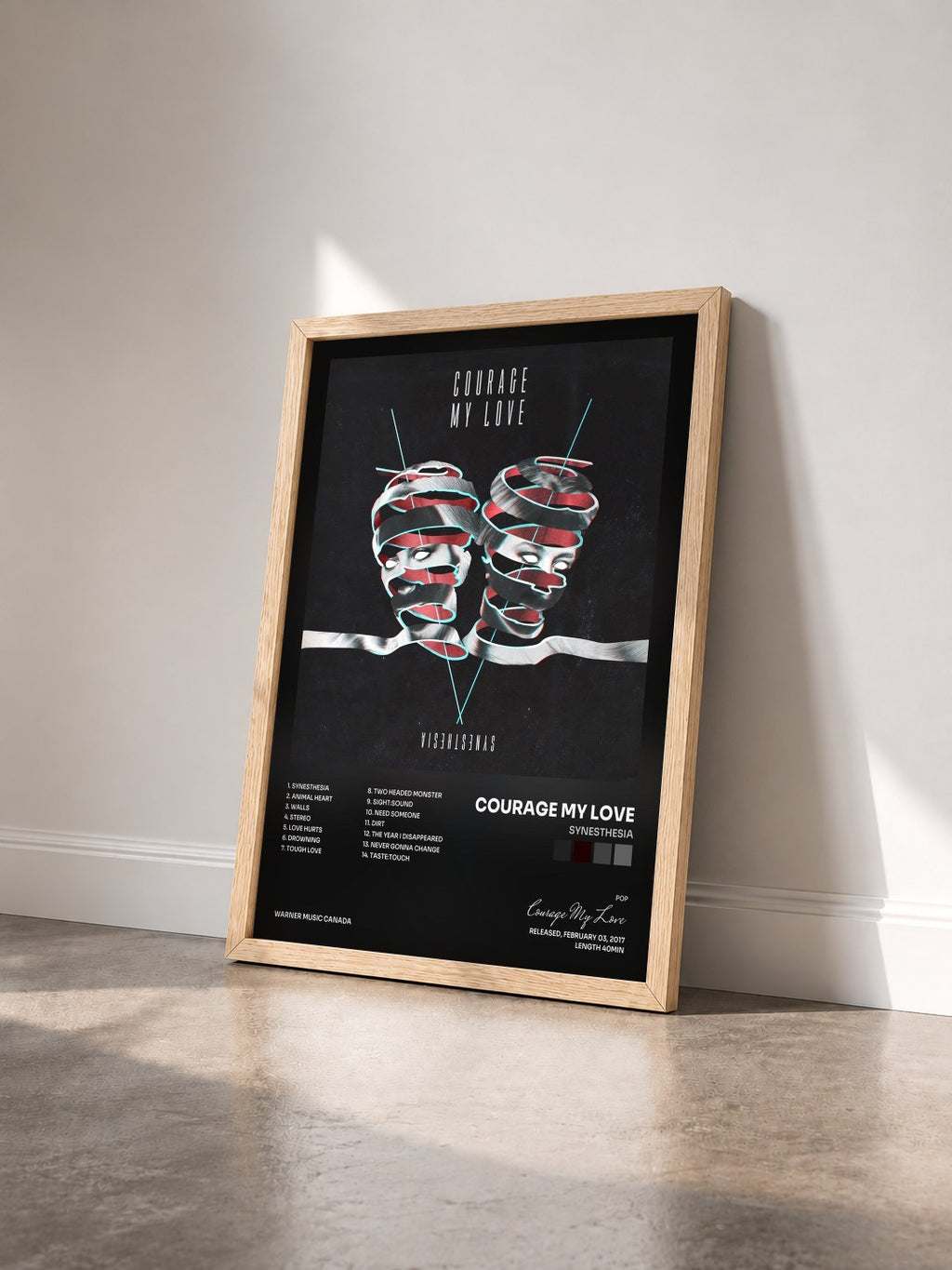 #bois Tableau de l'album Synesthesia de Courage My Love vu de trois quarts, cadre en bois brut