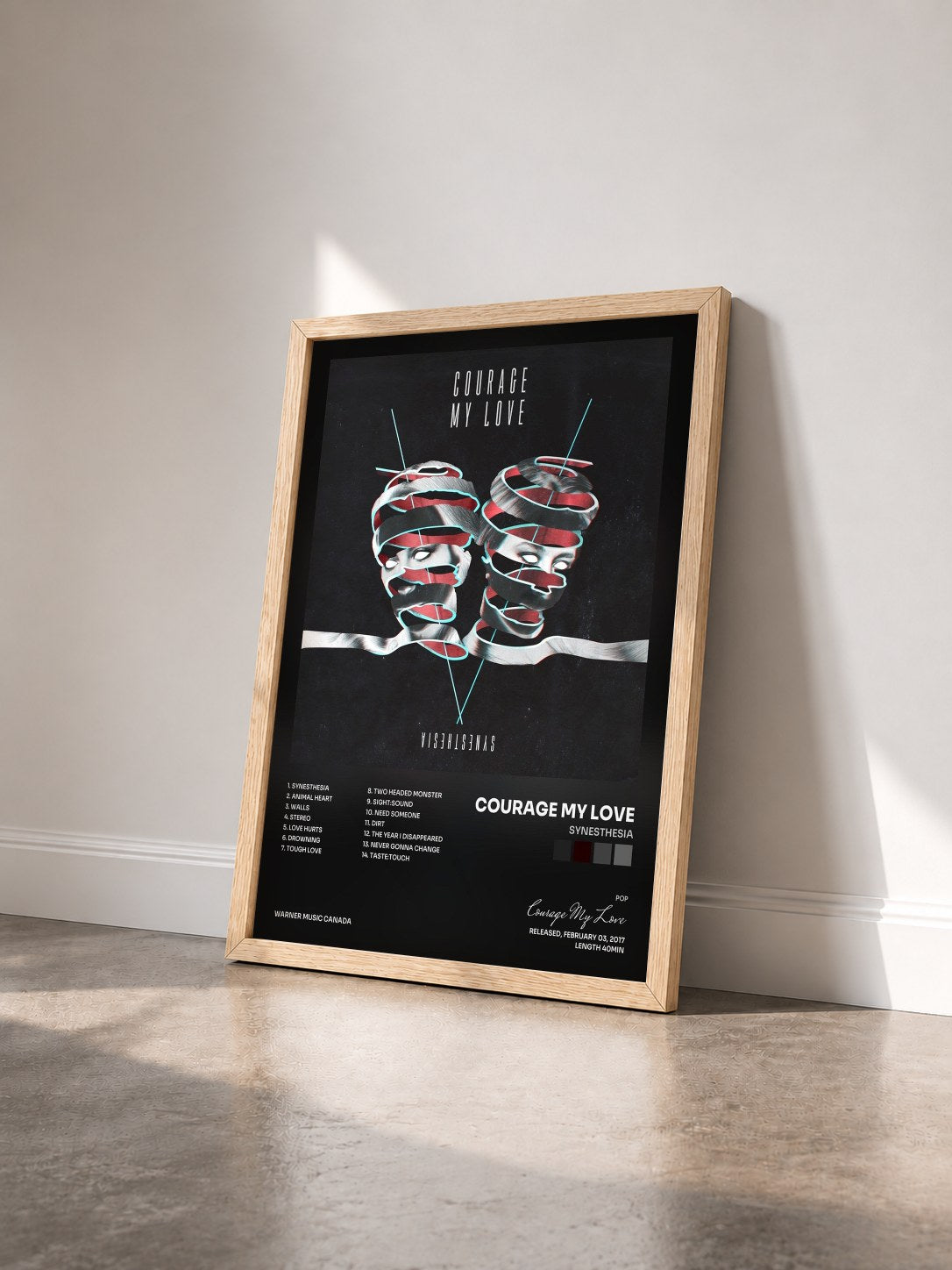 #bois Tableau de l'album Synesthesia de Courage My Love vu de trois quarts, cadre en bois brut
