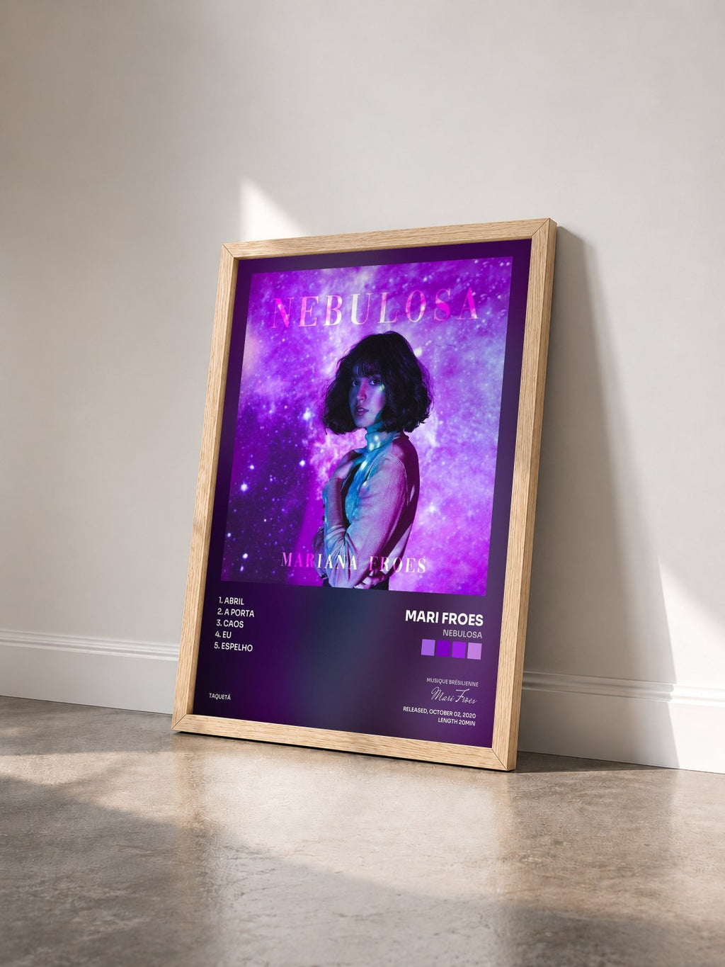 #bois Tableau de l'album Nebulosa de Mari Froes vu de trois quarts, cadre en bois brut
