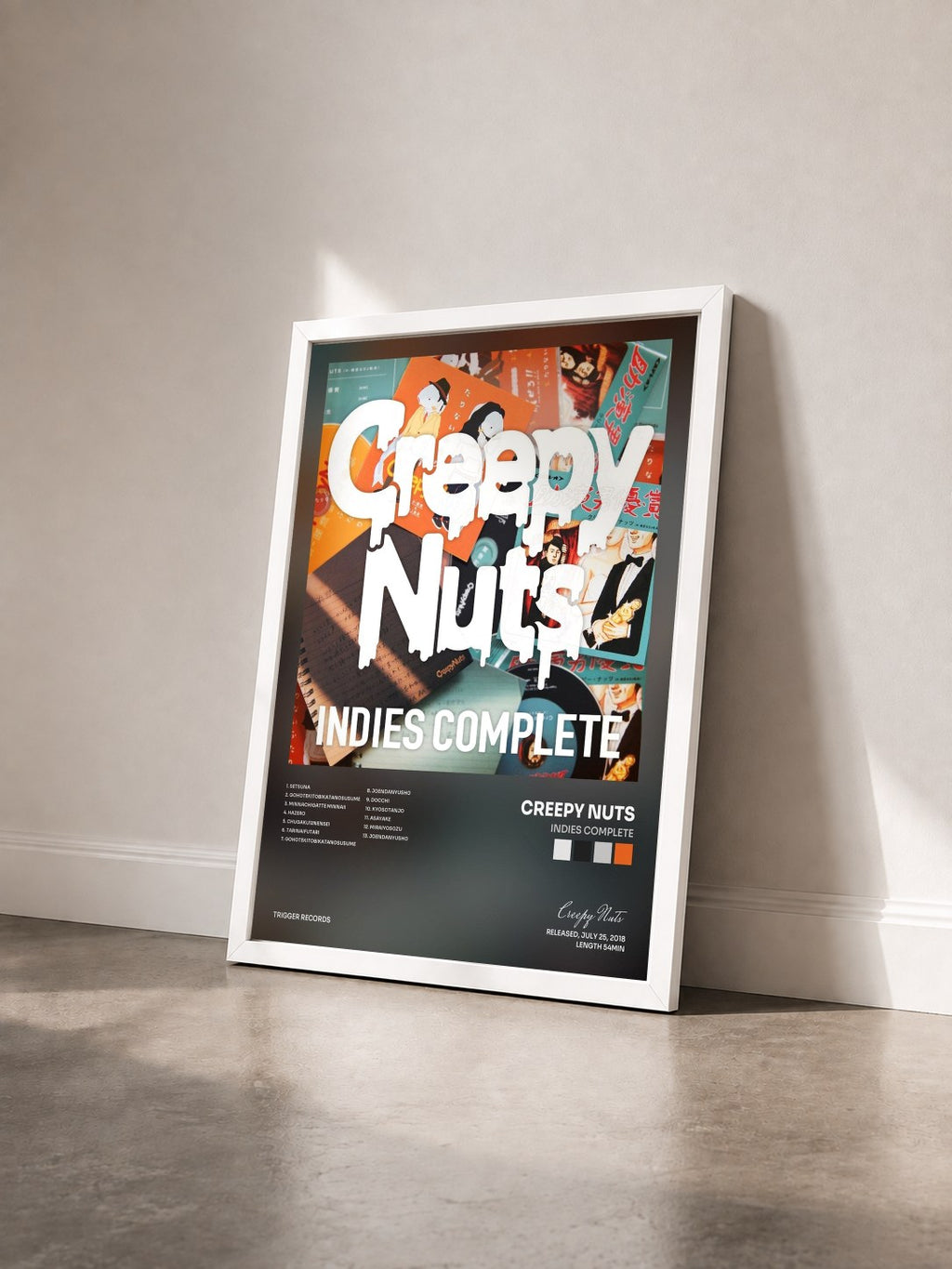 #blanc Tableau de l'album INDIES COMPLETE de Creepy Nuts vu de trois quarts, cadre blanc