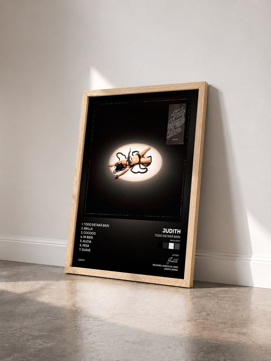 #bois Tableau de l'album Todo Estará Bien (Radio Edits) de Judith vu de trois quarts, cadre en bois brut
