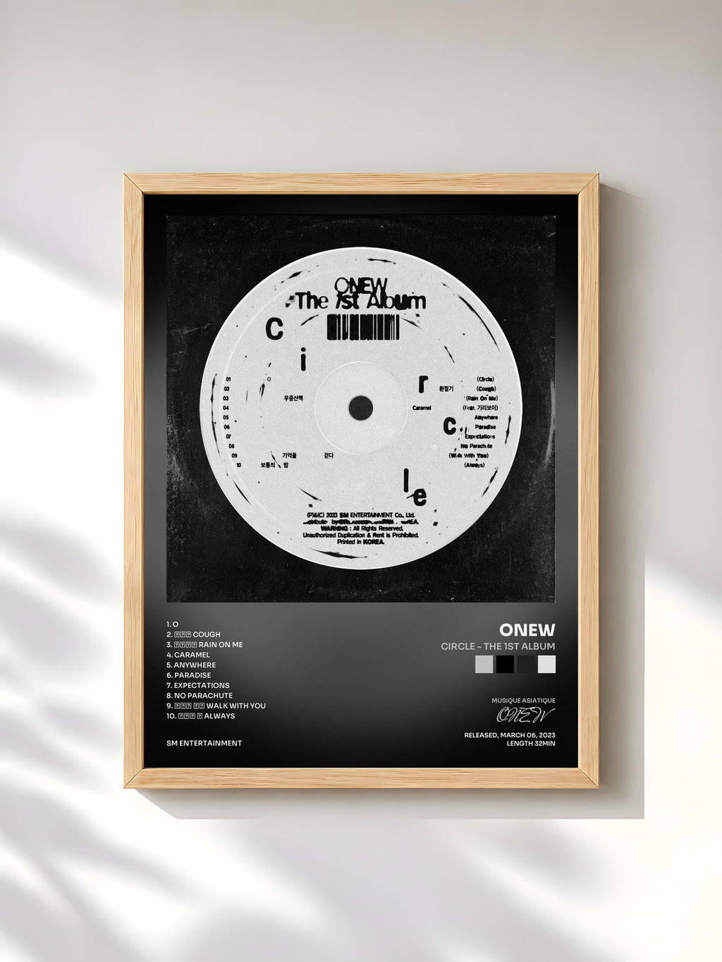 #bois Tableau de l'album Circle - The 1st Album de ONEW, cadre en bois brut, imprimé et encadré en France