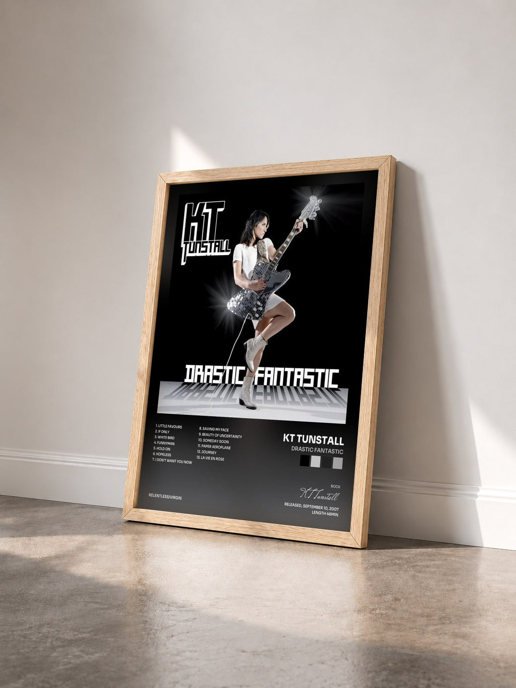#bois Tableau de l'album Drastic Fantastic de KT Tunstall vu de trois quarts, cadre en bois brut