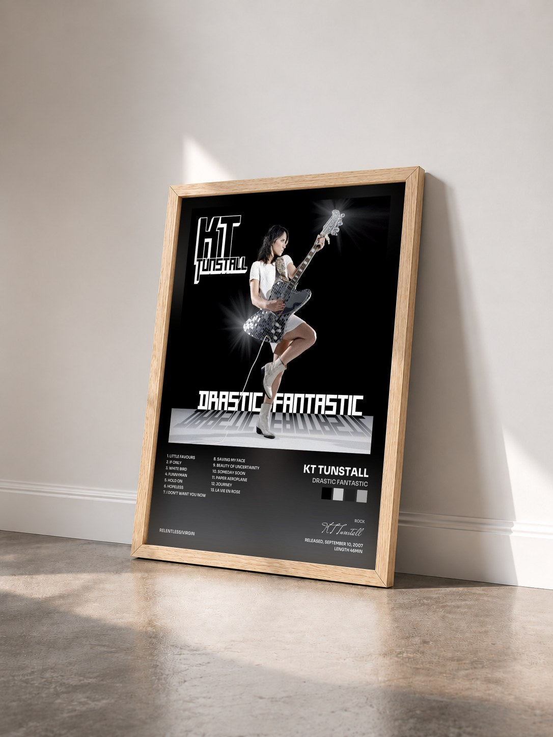 #bois Tableau de l'album Drastic Fantastic de KT Tunstall vu de trois quarts, cadre en bois brut