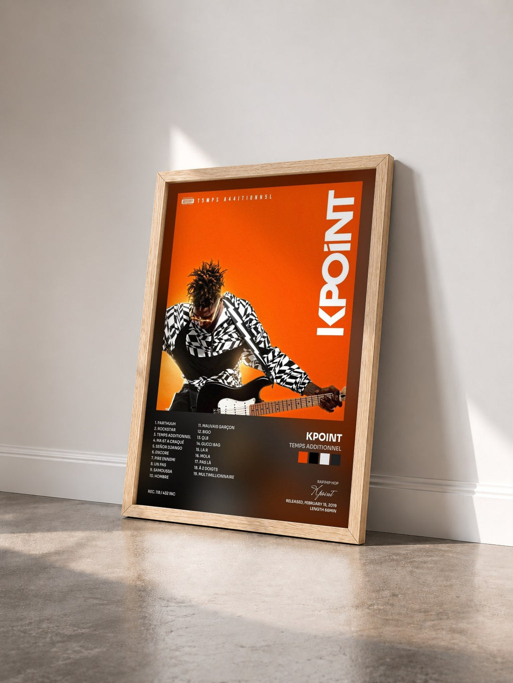 #bois Tableau de l'album Temps additionnel de Kpoint vu de trois quarts, cadre en bois brut