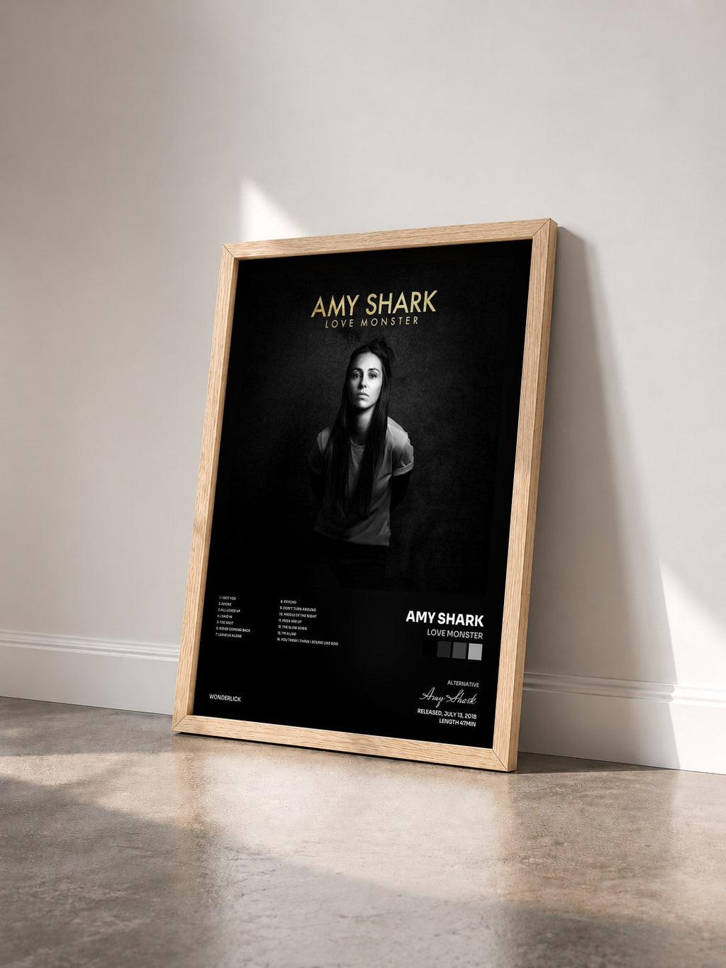 #bois Tableau de l'album Love Monster de Amy Shark vu de trois quarts, cadre en bois brut