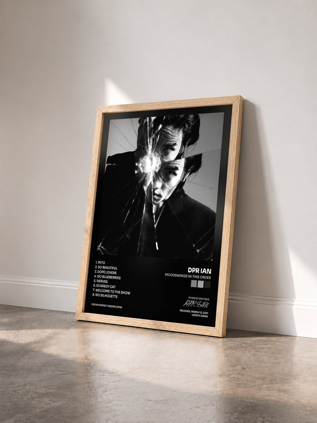 #bois Tableau de l'album Moodswings In This Order de DPR IAN vu de trois quarts, cadre en bois brut