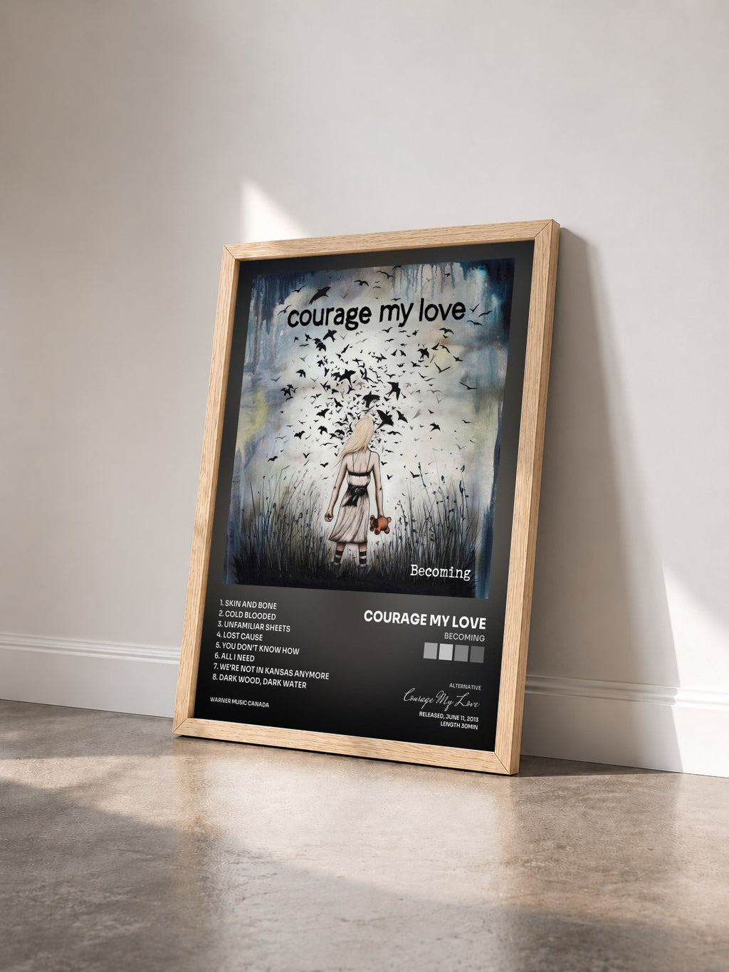 #bois Tableau de l'album Becoming de Courage My Love vu de trois quarts, cadre en bois brut
