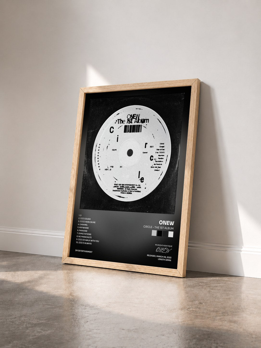 #bois Tableau de l'album Circle - The 1st Album de ONEW vu de trois quarts, cadre en bois brut