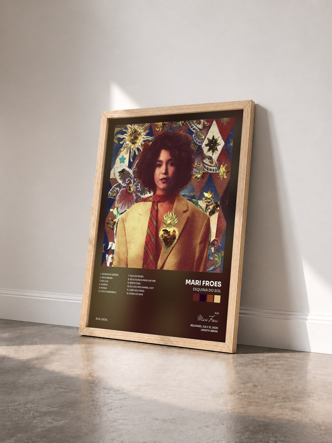 #bois Tableau de l'album Esquina do Sol de Mari Froes vu de trois quarts, cadre en bois brut