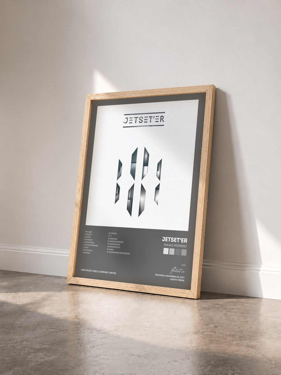 #bois Tableau de l'album MAGIC MOMENT de Jetset'er vu de trois quarts, cadre en bois brut