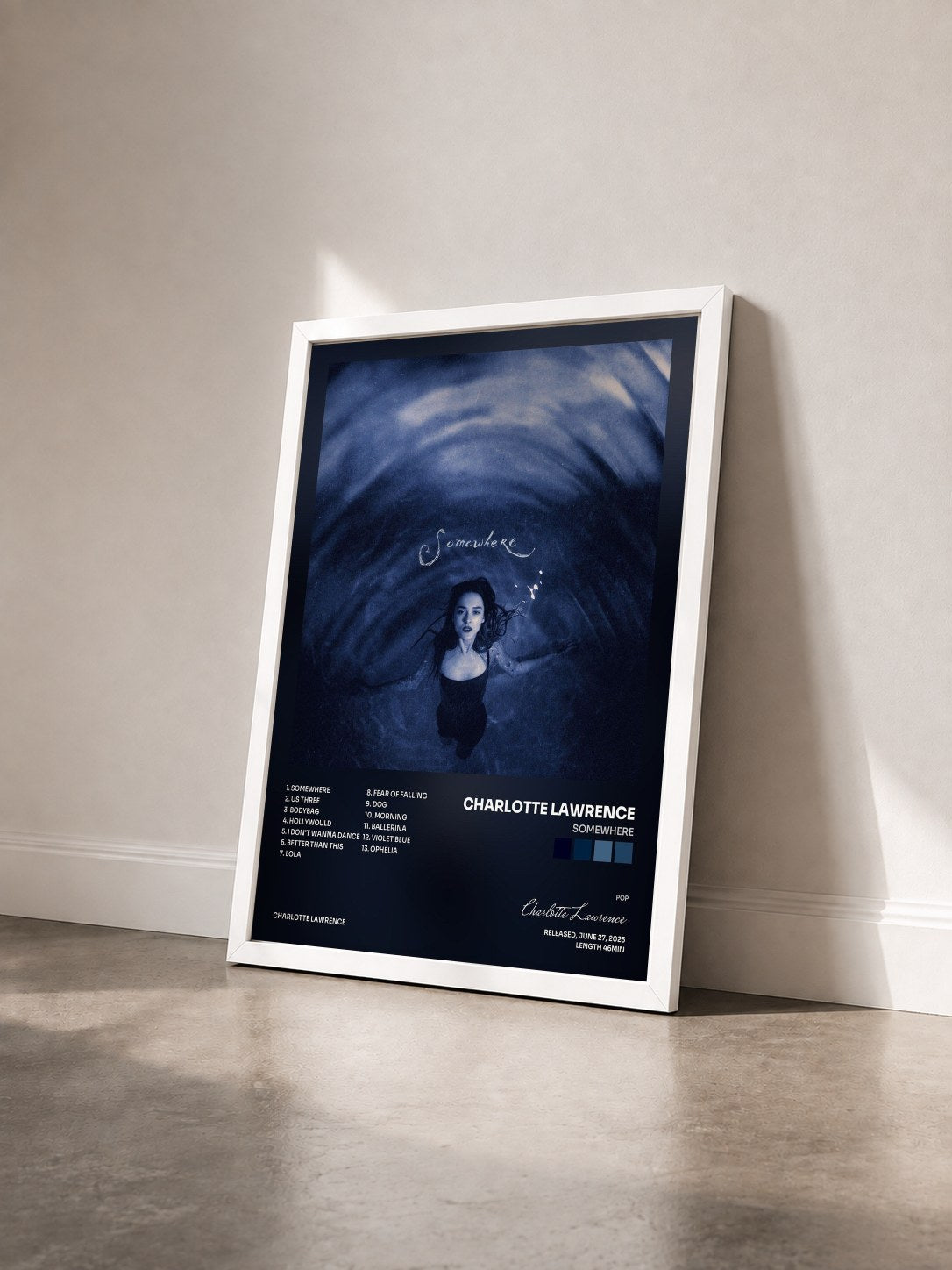#blanc Tableau de l'album Somewhere de Charlotte Lawrence vu de trois quarts, cadre blanc