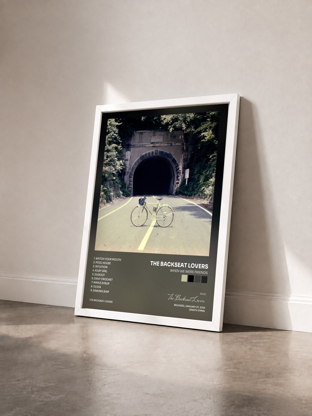 #blanc Tableau de l'album When We Were Friends de The Backseat Lovers vu de trois quarts, cadre blanc