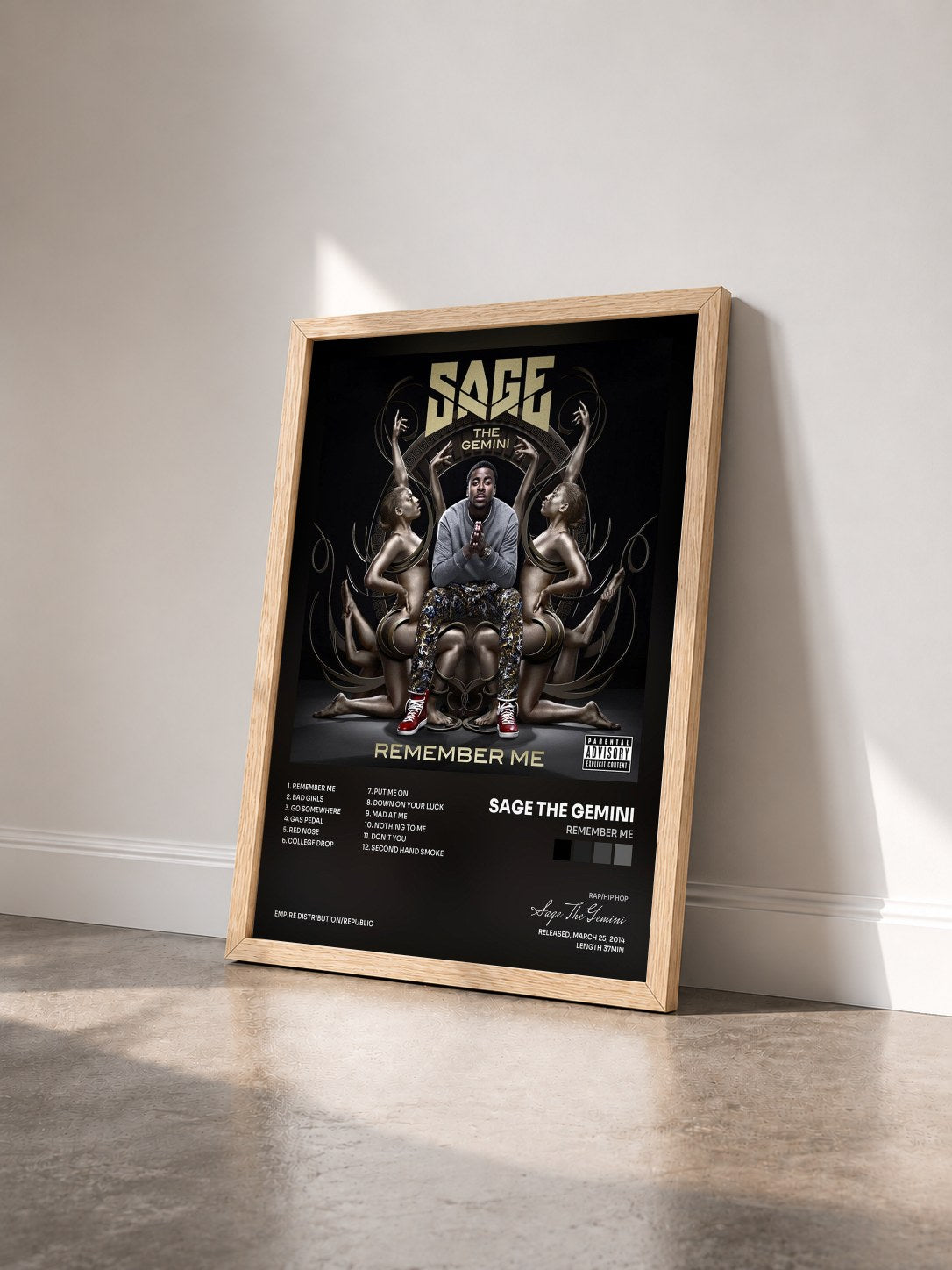 #bois Tableau de l'album Remember Me de Sage The Gemini vu de trois quarts, cadre en bois brut