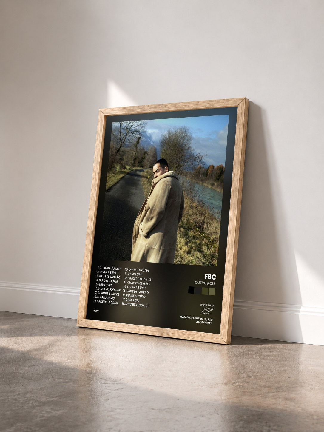#bois Tableau de l'album OUTRO ROLÊ de FBC vu de trois quarts, cadre en bois brut
