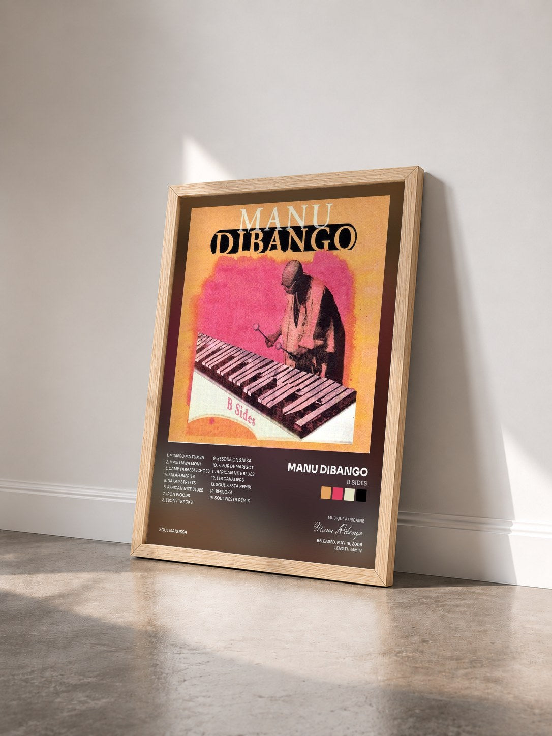 #bois Tableau de l'album B Sides de Manu Dibango vu de trois quarts, cadre en bois brut