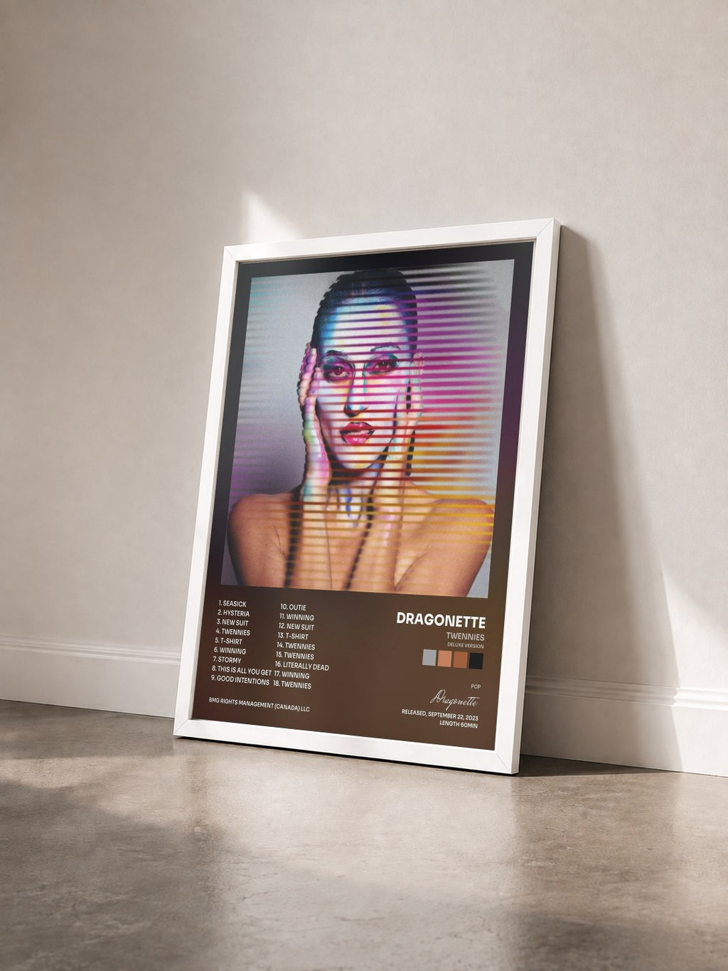 #blanc Tableau de l'album Twennies (Deluxe Version) de Dragonette vu de trois quarts, cadre blanc